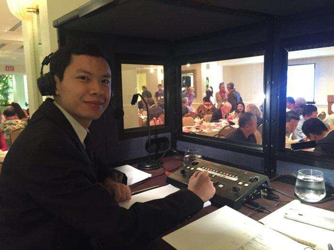 简要讲解同声传译的特点与形式